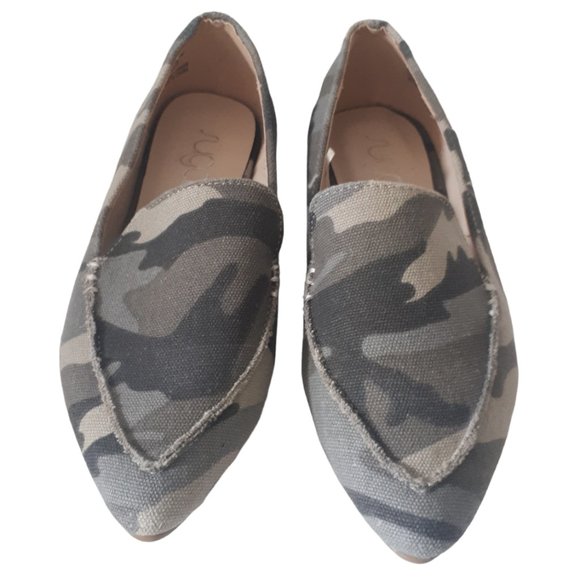 Sugar Women Fabric Camoflauge Shoe Size 6M Pointed Toe Slip On Flats - Picture 1 of 7
